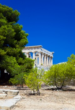I den ene enden av Afaiatempelet er entablaturet (overligger/bjelkelag) med metoper og triglyffer intakt Afaia-tempelet Aegina, Hellas