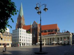 Markedsplassen Alter Markt eller Am Markt er Schwerins viktigste møteplass og har flere uteserveringer. Foto: Vvlasenko / Wikipedia Schwerin, Altstadt, Alter Markt, Am Markt, Nord-Tyskland