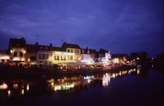 Det er livlig på kveldstid langs Quai Belu i bydelen Saint Leu. Foto: © Bernard Maison, Amiens Métropole Amiens, middelalder, katedralby, Unescos liste over Verdensarven, Nord-Frankrike