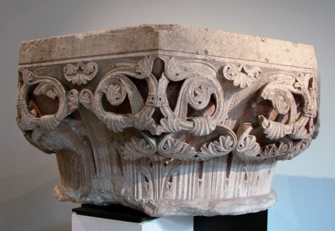 Musée de Picardie: Søylekapitel fra middelalderen - sannsynligvis fra den tidligere katedralen i romansk stil. Foto: Vassil / Wikipedia Amiens, Musée de Picardie, middelalder, katedralby, Unescos liste over Verdensarven, Nord-Frankrike