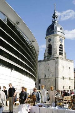 Ved de moderne mathallene Les Halles, ligger byens prestisjetårn fra middelalderen, Beffroi. På plassen her arrangeres det også markeder. Foto: © Laurent Rousselin, Amiens Métropole Amiens, Beffroi, Les Halles, middelalder, katedralby, Unescos liste over Verdensarven, Nord-Frankrike