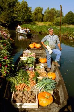 Våtmarksområdene Les Hortillonages rett ved sentrum har i århundrer gitt store avlinger, som høstes via båt. Foto: © AS FLAMENT, Amiens Métropole Amiens, Les Hortillonages, middelalder, katedralby, Unescos liste over Verdensarven, Nord-Frankrike