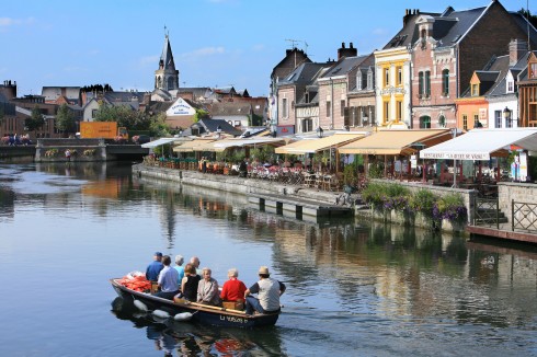 Fra Quai Belu i bydelen Saint-Leu ved elven Somme - gamlebyen hvor folk møtes på de mange restaurantene. Foto: © AS FLAMENT, Amiens Métropole Amiens, Saint-Leu, quai Belu, middelalder, katedralby, Unescos liste over Verdensarven, Nord-Frankrike