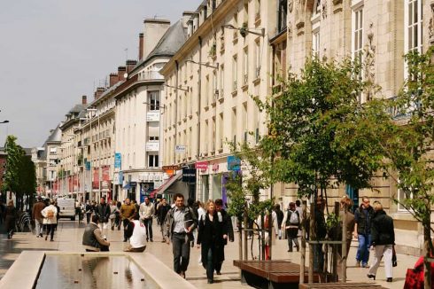 Fra gågaten Rue des 3 Cailloux, som utgjør byens viktigste shoppingstrøk. Foto: © Laurent Rousselin, Amiens Métropole Amiens, gågate, shopping, middelalder, katedralby, Unescos liste over Verdensarven, Nord-Frankrike