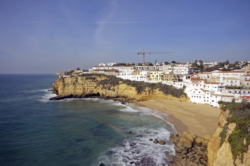 Carvoeiro er en morsom liten badeby med bebyggelse både på klippen og oppover fra den fine stranden Carvoeiro, Algarvekysten, Sør-Portugal