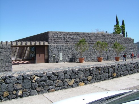 Thor Heyerdahls museum i Guimar, hvor du kan se pyramidelikende strukturer rundt museet, og teorier om sjøfarende inne. Foto: © reisdit.no Guimar, Thor Heyerdahls museum, Tenerife, Kanariøyene, Spania
