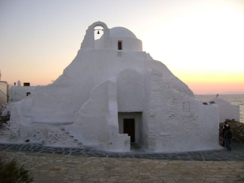 Grekerne er svært religiøse, og kirken Panagia Paraportiani betyr mye for lokalbefolkningen. Foto: Zitumassin / Wikipedia Mykonos, Panagia Paraportiani, Kykladene, de øvrige øyene, Hellas