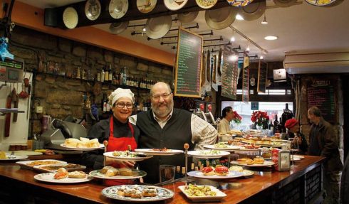 Casa Vergara er en av gamlebyens populære pintxo-barer og restauranter. Innehaver Álvaro Manso og chef Vera María Cruz da Silva. Foto: © Casa Vergara San Sebastián, ferieby, badeby, Playa de la Concha, gourmet, pintxo, Donostia, Baskerland, Guipuzskoa, surfing, Nord-Spania, Spania