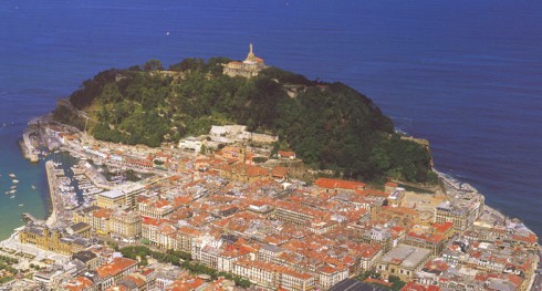 Gamlebyen Parte Vieja er fremdeles delt i to menigheter - den ene med etterkommere av gascognere. Foto: © Turismo San Sebastián San Sebastián, ferieby, badeby, Playa de la Concha, gourmet, pintxo, Donostia, Baskerland, Guipuzskoa, surfing, Nord-Spania, Spania