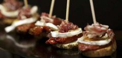Kalde pintxos har tradisjonelt en pinne som fester ingrediensene til brødet. Foto: © Turismo San Sebastián San Sebastián, ferieby, badeby, Playa de la Concha, gourmet, pintxo, Donostia, Baskerland, Guipuzskoa, surfing, Nord-Spania, Spania