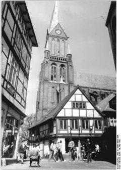 Slik så det ut i Schmiedestrasse den 14. mai 1987 under DRR-styret. Foto: © Bundesarchiv Bild_183-1987-0514-004 Schwerin, Dom, Fachwerkhaus, Nord-Tyskland
