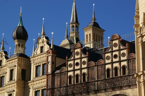 Grosse Neue Haus i renessansestil med terracottafliser på fasaden, til høyre. Foto: Hermann Luyken / Wikipedia Schwerin, Altstadt, Schweriner Schloss, Mecklenburg-Vorpommern, Nord-Tyskland