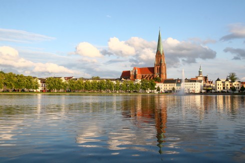Altstadt med Domkirche sett fra innsjøen Pfaffenteich - til høyre i bildet munner den bilfrie gaten Mecklenburgstrasse ut. Foto: © Stadtmarketing GmbH Schwerin Schwerin, Mecklenburgstrasse, Altstadt, Pfaffenteich, Nord-Tyskland