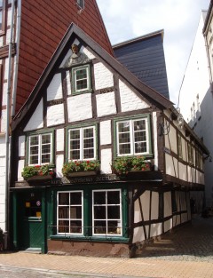 Kunstdrechslerei Zettler er navnet på Schwerins eldste bindingsverkshus, fra år 1698. Foto: Rosentod / Wikipedia Schwerin, Altstadt, Kunstdrechslerei_Zettler, Nord-Tyskland