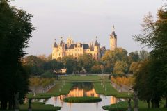 Schweriner Schloss med den elegante barokkparken. Det er tydelig at Loireslottet Chambord har vært forbilde. Foto: © Stadtmarketing GmbH Schwerin Schwerin, Altstadt, Schweriner Schloss, Mecklenburg-Vorpommern, Nord-Tyskland