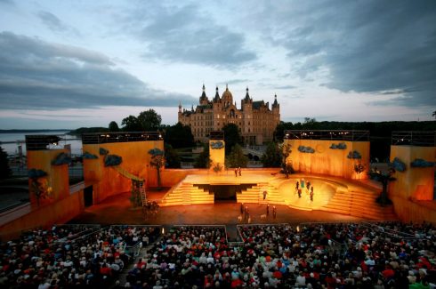 Fra festspillene i år 2009 - ganske storslått, ikke sant? Foto: © Mecklenburgisches Staatstheater Schwerin - Silke Winkler Schwerin, Festspiele, Altstadt, Schweriner Schloss, Nord-Tyskland