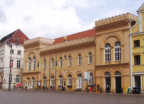 Schwerins Rathaus ligger ved Marktplatz og ble tegnet av arkitekten Georg Adolph Demmler i år 1835 med en fasade i engelsk Tudorstil. Foto: Tmv23 / Wikipedia Schwerin, Rathaus, Am Markt, Alter Matkt, Nord-Tyskland