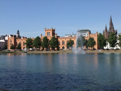 Arsenal var opprinnelig våpenlager, men er i dag hovedkontor for innenriksministeriet. Foto: © Landeshauptstadt Schwerin Schwerin, Pfaffenteich, Arsenal, Demmler, Mecklenburg-Vorpommern, Nord-Tyskland