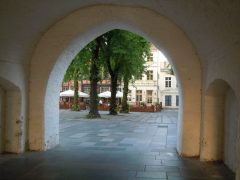 Fra Marktplatz må du gå gjennom buegangene fra det tidligere rådhuset for å komme til Schlachtermarkt. Foto: © reisdit.no Schwerin, Altstadt, Alter Markt, Am Markt, Mecklenburg-Vorpommern, Nord-Tyskland