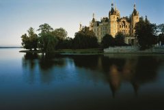 Schweriner Schloss ser ut som det er klippet rett ut av eventyret. Foto: Lothar Steiner © Staatliches Museum Schwerin Schwerin, Altstadt, Schweriner Schloss, Mecklenburg-Vorpommern, Nord-Tyskland