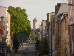 Schweriner Schloss sett langs den trafikkerte Werderstrasse, med Schelfstadt til høyre. Foto: © reisdit.no Schweriner Schloss, Schelfstadt, Nord-Tyskland