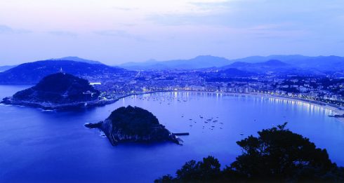 Panorama over San Sebastián og den vakre bukten Bahia de la Concha med øya Isla de Santa Clara. Foto: © Turismo San Sebastián San Sebastián, , gourmet, pintxo, Donostia, Baskerland, Guipuzskoa, Nord-Spania, Spania
