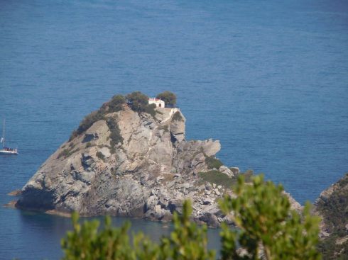 Den etter hvert verdensberømte kirken Agios Ioannis, på klippen - fra filmen Mama Mia. Foto: © reisdit.no Skopelos, Mama Mia, Agios Ioannis, Øyene, Sporadene, Hellas