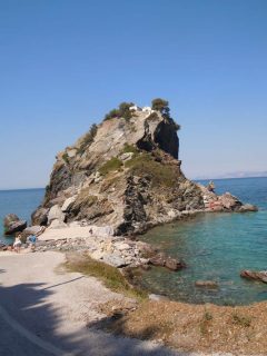 Agios Ioannis var kjent for sin dramatiske beliggenhet, også før Mama Mia-filmen. Foto: © reisdit.no Skopelos, Agios Ioannis, Mama Mia, Sporadene, Hellas