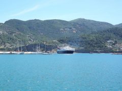 Daglige fergeanløp i Skopelos by skaper ekstra liv og røre. Et ganske flott syn når den enorme katamaranen glir inn i havnen. Foto: © reisdit.no Skopelos, Skopelos by, Øyene, Sporadene, Hellas