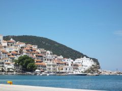 Helt ytterst i havnen ligger den vakre kritthvite kirken Panagía tou Pýrgou på en klippe. Foto: © reisdit.no Skopelos, Skopelos by, Øyene, Sporadene, Hellas