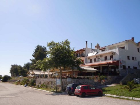 Den familiedrevne restauranten Oasis, hitterst, ligger med utsikt over den vesle havnen i Elios. Foto: © reisdit.no Skopelos, Elios, Øyene, Sporadene, Hellas