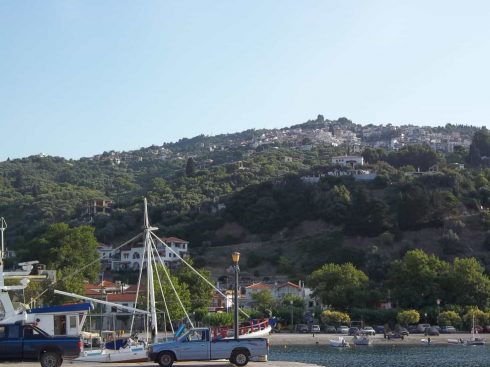 Den gamle byen Glossa i åssiden øverst, sett fra fergebyen Loutraki, der du kan finne et par rester fra romertiden. Foto: © reisdit.no Skopelos,Loutraki, Øyene, Sporadene, Hellas