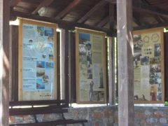 I Loutraki finner du noe informasjon om Skopelos' historie og forhistorie. Følg skiltet til Archaeological Kiosk. Foto: © reisdit.no Skopelos, Loutraki, Øyene, Sporadene, Hellas