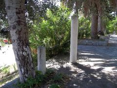 Det eneste vi kunne finne fra romertiden, var disse to søylerestene i Loutraki, nordvest på øya. Foto: © reisdit.no Skopelos, Loutraki, øyene, Sporadene, Hellas