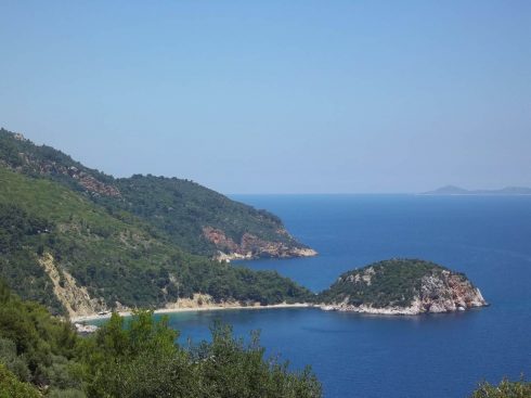 Halvøya Stafylos fotografert fra hovedveien som går et stykke opp fra klippekysten. Foto: © reisdit.no Skopelos, Stafylos, mykensk kongegrav, Øyene, Sporadene, Hellas