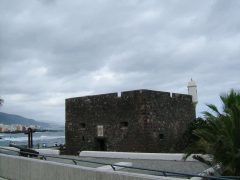 Dette vesle fortet, Castillo de San Felipe i Puerto de la Cruz, finner du i retning badestrendene. Foto: © reisdit.no Tenerife, Castillo de San Felipe, Puerto de la Cruz, Kanariøyene, Spania