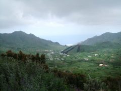 På vei opp i fjellene fra Garachico - herfra går veien i svinger og bakker via Masca mot Los Gigantes i vest og videre sørover mot Los Cristianos. Vulkanen Teide er 3718 meter høy, og har alltid snødekt topp. Foto: © reisdit.no Tenerife, Kanariøyene, Spania
