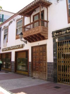 Typisk eldre bebyggelse i Puerto de la Cruz - hvitkalket mur og balkonger i treverk. Foto: © reisdit.no Tenerife, Puerto de la Cruz, Kanariøyene, Spania