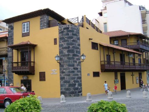 Casa de la Real Aduana er det eldste huset i Puerto de la Cruz, og ble bygd i år 1620. Du finner det ved fiskerhavnen. Foto: © reisdit.no Tenerife, Puerto de la Cruz, Kanariøyene, Spania