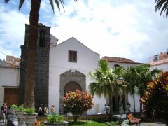 Kirken Iglésia de San Francisco i Puerto de la Cruz er fra 1599 og dekorert med malerier og skulpturer fra denne tiden. Foto: © reisdit.no Tenerife, Puerto de la Cruz, Kanariøyene, Spania
