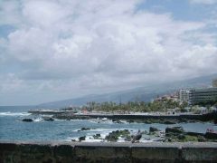 I sentrum av Puerto de la Cruz: Havet i forgrunnen, de berømte sjøvannsbadene i bakgrunnen. Foto: © reisdit.no Tenerife, Puerto de la Cruz, Kanariøyene, Spania