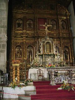 Altertavlen i katedralen San Marco er omhyggelig dekorert , for å si det slik. Foto: © reisdit.no Tenerife, San Marco, Icod de los Vinos, Kanariøyene, Spania
