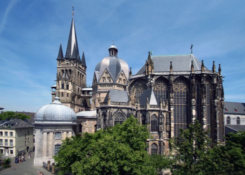Aachen Dom med Pfalzkapelle sett fra Rathaus - til dels hva Karl den Store selv så for mer enn 1.200 år siden. Foto: © Andreas Herrmann / ats Aachen, Kaiserpfalz, Pfalzkapelle, Karl den Store, pilegrimsmål, karolingisk romansk arkitektur, tidlig middelalder, tidlig kristendom, skattkammeret, klosterhage, Unescos liste over Verdensarven, Vest-Tyskland