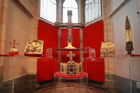 I Aachens Rathaus finner du det Hellige Tysk-Romerske Rikets riksregalier fra middelalderen. Foto: © A. Steindl / ats Aachen, Rathaus, Reichskleinodien, Kaiserpfalz, Pfalzkapelle, Karl den Store, pilegrimsmål, karolingisk romansk arkitektur, tidlig middelalder, tidlig kristendom, skattkammeret, klosterhage, Unescos liste over Verdensarven, Vest-Tyskland