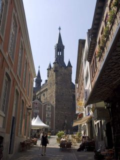 I den ene enden av Rathaus ligger Granumsturm fra 790-årene, hvor Karl den Store bodde. Foto: Alexostrov, Wikipedia Aachen, Rathaus, Granumsturm, Kaiserpfalz, Pfalzkapelle, Karl den Store, pilegrimsmål, karolingisk romansk arkitektur, tidlig middelalder, tidlig kristendom, skattkammeret, klosterhage, Unescos liste over Verdensarven, Vest-Tyskland