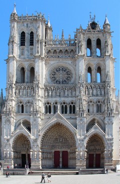 Amiens er mest kjent for sin praktfulle, enorme Cathédrale de Notre Dame i gotisk stil, et av middelalderens fremste arkitektoniske verk. Foto: © Jean-Pol Grandmont CC-BY-3.0 / Wikipedia Amiens, Cathédrale Notre-Dame, middelalder, gotikken, katedralby, Unescos liste over Verdensarven, Nord-Frankrike