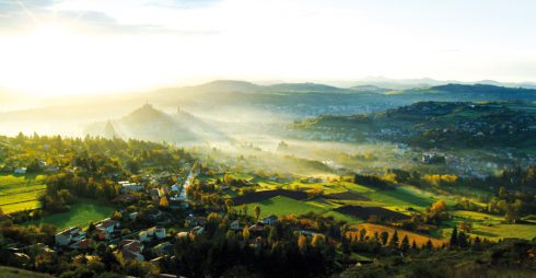 Er det rart at Le Puy-en-Velay har vært et religiøst senter siden forhistorisk tid? Foto: © Office de Tourisme du Puy en Velay Le Puy-en-Velay, Unescos liste over Verdensarven, Notre Dame, oldkirken, Karl den Store, Sørvest-Frankrike