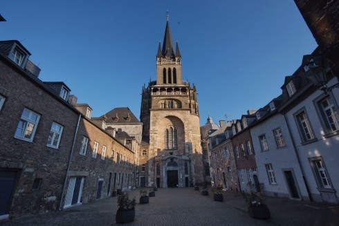 Dom Aachens vestverk med fasadetårnet, som leder til Pfalzkapellet, både på grunnplanet og fra tribunen. Foto: © Andreas Herrmann / ats Aachen, Dom, Kaiserpfalz, Pfalzkapelle, Karl den Store, pilegrimsmål, karolingisk romansk arkitektur, tidlig middelalder, tidlig kristendom, skattkammeret, klosterhage, Unescos liste over Verdensarven, Vest-Tyskland