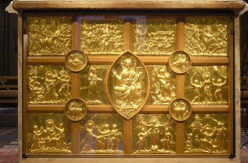 Pala d'Oro er en altertavle i gull fra perioden år 1.000 til år 1.020, med Kristus in Mandorla flankert av Guds Mor og erkeengelen Mikael, innenfor de fire symbolene for evangelistene. Foto: © Pit Siebigs / www.domverein-aachen.de Aachen, Pala d'OroKaiserpfalz, Pfalzkapelle, Karl den Store, pilegrimsmål, karolingisk romansk arkitektur, tidlig middelalder, tidlig kristendom, skattkammeret, klosterhage, Unescos liste over Verdensarven, Vest-Tyskland