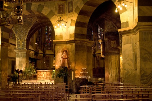 Fra oktogonen i Pfalzkapelle, hvor vi ser inn i den 500 år nyere gotiske Korhalle. Arkaden med indre og ytre rekke av pilarer bærer det runde sideskipet, og har en vakkert dekorert hvelvet himling. Aachen, Kaiserpfalz, Pfalzkapelle, Karl den Store, pilegrimsmål, karolingisk romansk arkitektur, tidlig middelalder, tidlig kristendom, skattkammeret, klosterhage, Unescos liste over Verdensarven, Vest-Tyskland